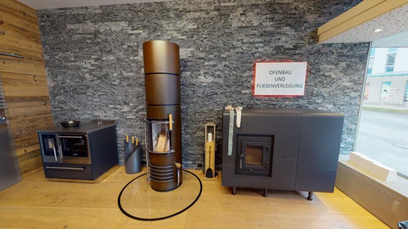 Moderne Ofenmodelle in einem Ausstellungsraum