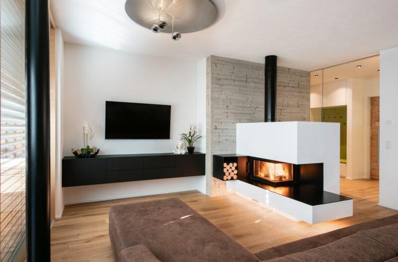 Modernes Wohnzimmer mit Kamin und Fernseher
