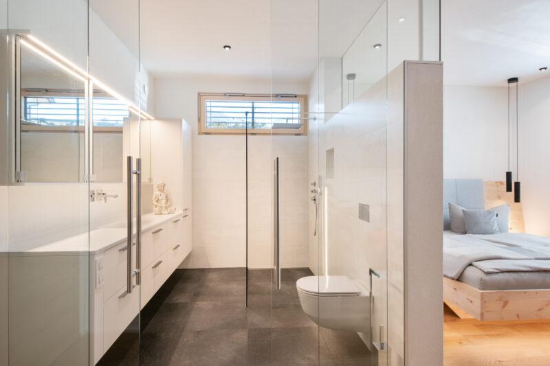 Modernes Badezimmer mit Glasdusche und stilvollem Design